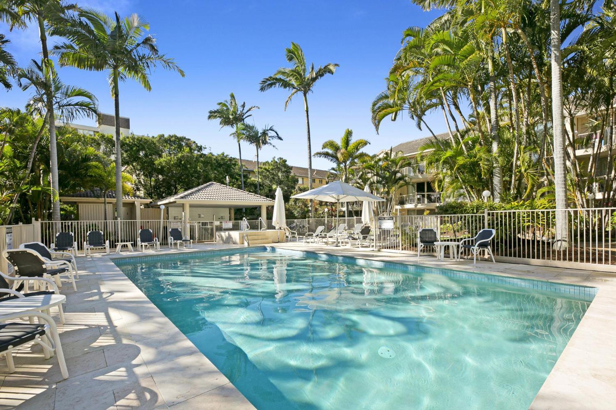 Beachside 2-bed With Parking, Pool, & Bbq