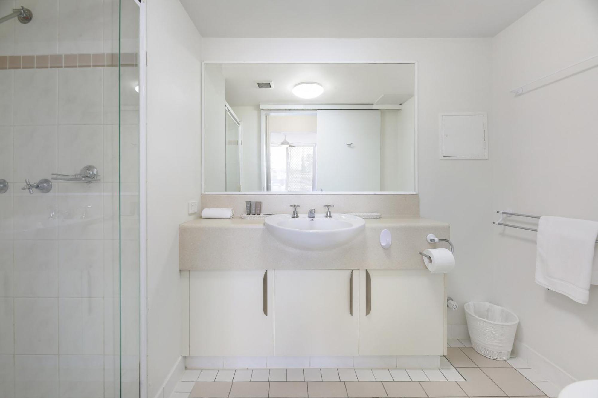 Beachside 2-bed With Parking, Pool, & Bbq